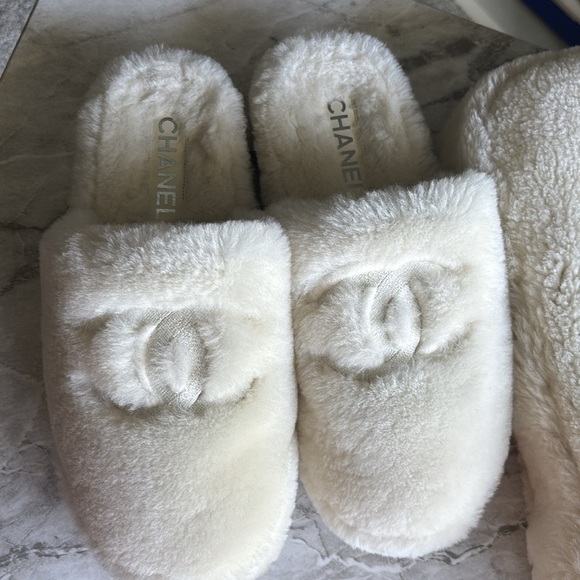 EUC Chanel ivory shearling Furry Slippers and carrying case Set size 38 - Picture 2 of 8
